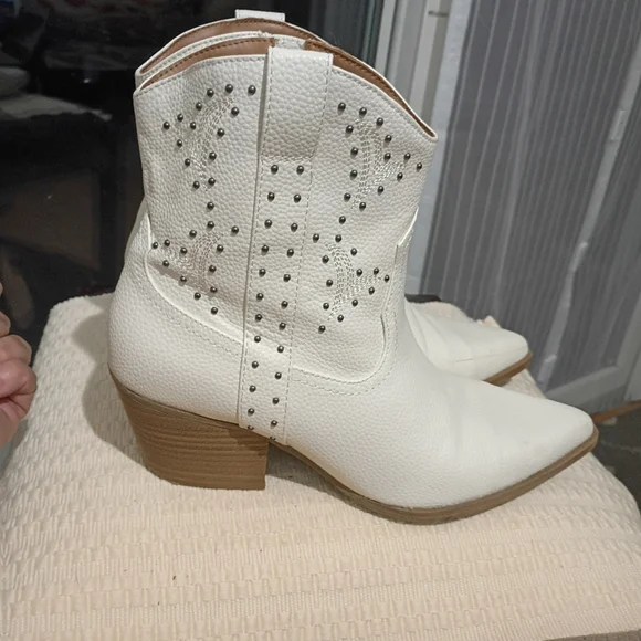 Universal Thread Women's Cream Ankle Booties.Smal Scratch Se Last Picture. - Picture 3 of 9